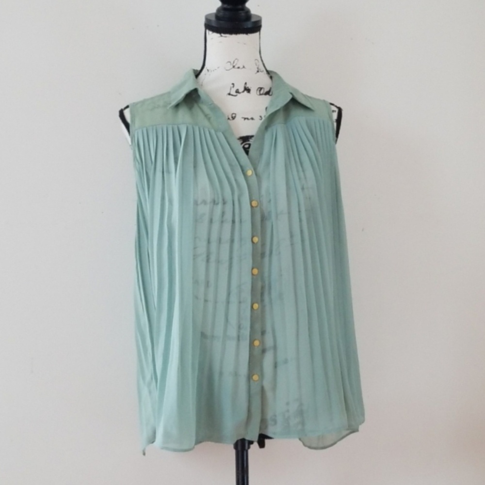 Love Riche sleeveless pleaded button blouse